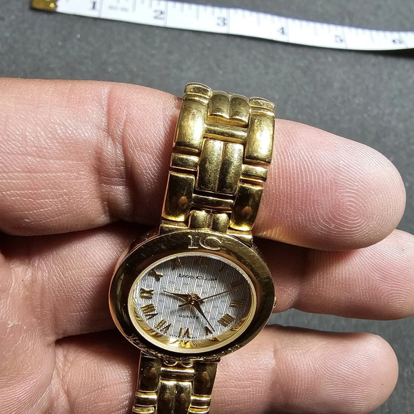 Vintage Izod Club Ladies Quartz Fashion Watch Gold Tone For Parts Or Repair not - Picture 7 of 7